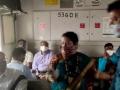 मास्कचे महत्व पटवून देण्यासाठी महापौरांचा लोकल रेल्वे प्रवास - Marathi News | Mayor's local train journey to emphasize the importance of masks | Latest mumbai News at Lokmat.com