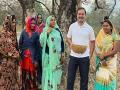 कार थांबवून राहुल गांधी यांचा फुले वेचणाऱ्या महिलांशी संवाद - Marathi News | Stopping the car, Rahul Gandhi interacts with women picking flowers | Latest madhya-pradesh News at Lokmat.com