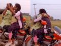 Video: बाईकवर स्टंट... 'किस' करत जादू की झप्पी देणाऱ्या युवतींवर नेटीझन्स संतापले - Marathi News | Video: Stunt on a bike... Netizens are angry with girls who give magic by kissing | Latest social-viral News at Lokmat.com