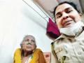 आत्महत्येपासून परावृत्त करत, पोलिसांची ‘सेल्फी विथ आजी’ - Marathi News | Police 'selfie with grandmother', refraining from committing suicide | Latest mumbai News at Lokmat.com