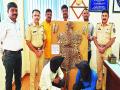 बिबट्याच्या कातडीसह दोघांना केले गजाआड; दहा लाखांची किंमत - Marathi News | Police have arrested both men with leopards skin | Latest thane News at Lokmat.com