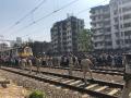 Mumbai Rail Roko : 'रेल रोको' आंदोलन मागे, साडेतीन तासांनंतर मुंबईच्या जिवात जीव! - Marathi News | Central Railway affected due to students rail roko | Latest mumbai News at Lokmat.com