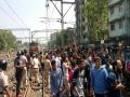 तरुणांच्या मागण्यांबद्दल सहानुभूती, पण लाखो प्रवाशांना शिक्षा का?; चाकरमान्यांचा सवाल  - Marathi News | Railway traffic affected as 'rail-roko' agitation by railway job aspirants between Matunga & CST | Latest mumbai News at Lokmat.com