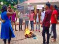 नाशकात मुख्यंत्र्यांच्या प्रतीकात्मक पुतळ्याचे दहन ; शिक्षकांवरील लाठीराच्या निषेधार्थ छात्रभारतीची घोषणाबाजी - Marathi News |  Demolition of Chief Minister's statue in Nashik - Students declare protest against student's stick | Latest nashik News at Lokmat.com