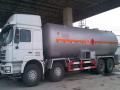 रस्त्यावर केमिकल सांडणारा ट्रक पोलिसांच्या ताब्यात - Marathi News | Truck chemical seized truck police custody | Latest raigad News at Lokmat.com