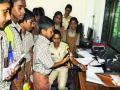 पोलीस वापरतात ब्रिटिशकालीन यंत्रणा, बालपत्रकारांनी घेतली माहिती - Marathi News |  The police use the British system, the information collected by the pediatricians | Latest raigad News at Lokmat.com