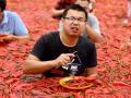 अबब...! 68 सेकंदांत 'या' पठ्याने फस्त केल्या 50 झणझणीत मिरच्या - Marathi News | red hot chilli eater downs 50 peppers barely minute contest | Latest international News at Lokmat.com