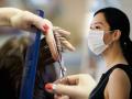 Coronavirus : कोरोनाची अशीही दहशत; चीनच्या सलून्समध्ये लाँग डिस्टन्स हेअर कट - Marathi News | Long distance haircut amid the coronavirus outbreak in China | Latest international Photos at Lokmat.com