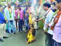 खासदारांच्या पुतळ्याचे चिपळुणात दहन - Marathi News | Burning of MP's statue in Chiplun | Latest ratnagiri News at Lokmat.com