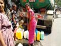 विरारमध्ये पाण्यासाठी टॅंकरवर झुंबड - Marathi News | Crowd on a tanker for water in Virar | Latest vasai-virar News at Lokmat.com