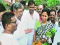 सुप्रिया सुळेंनी अडवला चंद्रकांत पाटलांचा ताफा - Marathi News | Supriya Sule stopped by Chandrakant Patil | Latest pune News at Lokmat.com