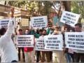 चोरबाजारातील व्यापाऱ्यांनी महापौर निवासस्थानाबाहेर केले आंदोलन - Marathi News | Traders in Chorbazar staged agitation outside the mayor's residence | Latest mumbai News at Lokmat.com