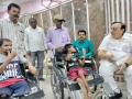 ते आले कुबड्या घेऊन, परतले स्वत:च्या पायाने चालत - Marathi News | They came with crutches, returned walking on their own feet | Latest chandrapur News at Lokmat.com