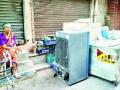 क्लस्टरसाठी ८५ वर्षांच्या वृद्धेचे सामान रस्त्यावर टाकले - Marathi News | For cluster, the 85-year-old man's luggage was thrown on the road | Latest thane News at Lokmat.com