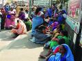 सफाई कामगारांचे कामबंद आंदोलन, केडीएमसीबाहेर ठिय्या - Marathi News | Clean Workers Movement Movement, Outside KDMC | Latest thane News at Lokmat.com