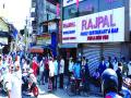 Coronavirus: उरणमध्ये तळीरामांचे घसे कोरडेच; दुकानांचे सील काढलेच नाही - Marathi News | Coronavirus: Taliram's throat is dry in Uran; The seals of the shops have not been removed | Latest raigad News at Lokmat.com