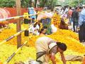 दिवाळीनिमित्त बाजारात गर्दी;  १५० टन फुलांची विक्री - Marathi News | Crowds in the market for Diwali; Sales of 2 tonnes of flowers | Latest navi-mumbai News at Lokmat.com
