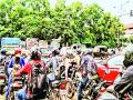 हिंजवडीत स्वयंघोषित पुढा-यांमुळे कोंडी, नो पार्किंगमध्येच पार्किंग, तीनही चौकांमध्ये वाजले वाहतुकीचे तीन तेरा   - Marathi News | Due to the self-motivated initiatives of Hinjewadi, parking in the parking lot, parking in three parking spaces, | Latest pimpri-chinchwad News at Lokmat.com