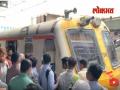 लोकलचा मार्ग बदलल्याने ठाण्यात प्रवाशांनी मोटरमनशी घातला वाद - Marathi News | mumbai local news | Latest thane Videos at Lokmat.com