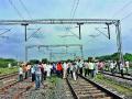बोेरीबेलकरांनी इंद्रायणी एक्स्प्रेस रोखली - Marathi News | Borrielker stopped the Indrayani Express | Latest pune News at Lokmat.com