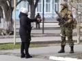 Russia-Ukraine War: ...जेव्हा रशियाच्या शस्त्रसज्ज सैनिकाशी भिडली युक्रेनची महिला; पाहा- VIDEO - Marathi News | Russia Ukraine war Ukrainian woman confronts russian soldier and says you are the occupants and fascists video viral  | Latest social-viral News at Lokmat.com