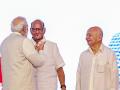 शरद पवारांनी थोपटली नरेंद्र मोदींची पाठ अन्...; पुरस्कार वितरण सोहळ्यात रंगली चर्चा   - Marathi News | Sharad Pawar patted Narendra Modi's back A colorful discussion at the award ceremony | Latest pune News at Lokmat.com