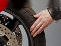 Bike च्या टायरमध्ये नेमकी किती हवा असायला हवी माहितेय? जाणून घ्या, अन्यथा होईल नुकसान - Marathi News | Know about the what is correct tyre pressure for your bike front and rear wheel | Latest auto Photos at Lokmat.com