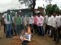 मुख्यमंत्र्यांच्या प्रतिकात्मक पुतळ्याला गळफास देऊन दिला चिताग्नी - Marathi News | Agitators bunt the Chief Minister's symbolic statue | Latest buldhana News at Lokmat.com