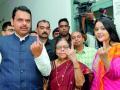 Maharashtra Assembly Election 2019 : मुख्यमंत्र्यांनी सहकुटुंब केले मतदान - Marathi News | Maharashtra Assembly Election 2019: Chief Minister votes with family | Latest nagpur News at Lokmat.com