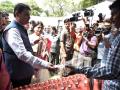 जरा हटके! ... जेव्हा मुख्यमंत्री देतात प्लास्टिक न वापरण्याबाबत समज - Marathi News | Just a little bit! ... when the Chief Minister got a sense of not using plastic | Latest nagpur News at Lokmat.com