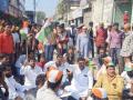 रस्त्याचे काम खाेळंबले; काॅंग्रेसचा रास्ता राेकाे - Marathi News | Road work stalled; The Congress is on its way | Latest akola News at Lokmat.com