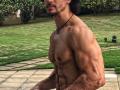 OMG !! ​बहीण कृष्णाला का चादरीत झाकून ठेवू इच्छितो टायगर श्रॉफ? - Marathi News | OMG !! Tiger Shroff wants to cover sister Krishna? | Latest filmy News at Lokmat.com