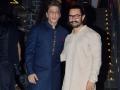 ​सलमान खानपाठोपाठ शाहरूख खानला सुद्धा बनायचेयं ‘आमिर खान’! - Marathi News | Shahrukh Khan should also make 'Aamir Khan' after Salman Khan! | Latest filmy News at Lokmat.com