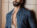 ​शाहिद कपूरने इतकी घेतली मेहनत की, पाच दिवसांत घटले चार किलो वजन! - Marathi News | Shahid Kapoor worked so hard, we lost four kilos in five days! | Latest filmy News at Lokmat.com
