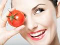 BEAUTY TIPS : ​चेहऱ्यावर टोमॅटो घासल्याने खुलते सौंदर्य ! - Marathi News | BEAUTY TIPS: Drying tomatoes on the face, beauty opens! | Latest beauty News at Lokmat.com