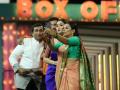 झी चित्र गौरव पुरस्कारांमध्ये माधुरीने कलाकारांना दिला सुखद धक्का! - Marathi News | Madhuri has given a nice push to Zee Chintan Gaurav awards! | Latest filmy News at Lokmat.com
