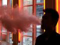 ‘ई-सिगरेट’ ओढणे पडले महागात - Marathi News | The e-cigarette was pulled down in the costly | Latest fashion News at Lokmat.com