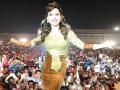 Urvashi Rautela gets mobbed by fans - Marathi News | Urvashi Rautela gets mobbed by fans | Latest filmy News at Lokmat.com