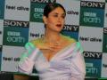 Oops Moment : डिप नेक गाउनमध्ये अनकम्फर्टेबल दिसली करिना कपूर! - Marathi News | Oops Moment: Deep Neck Gown Looks Uncomfortable, Kareena Kapoor! | Latest filmy News at Lokmat.com