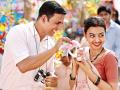 Padman Box Office Collection Day 1: ‘पॅडमॅन’ची दमदार ओपनिंग, वाचा पहिल्या दिवसाची कमाई! - Marathi News | Padman Box Office Collection Day 1: 'Padman' strong opening, read first day earnings! | Latest filmy News at Lokmat.com