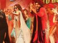 Must Watch : मुबारकांमधले 'द गोगल साँग' आऊट - Marathi News | Must Watch: The Goggle Song 'Out' in Happy | Latest filmy News at Lokmat.com