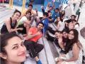 Nach Baliye 8: च्या टीमसह दिव्यांका त्रिपाठीने पती विवेक दाहियासह क्लिक एक सेल्फी - Marathi News | Nach Baliye 8: Divya Takipathi with her team, with her husband Vivek Dahiya, click one selfie | Latest filmy News at Lokmat.com