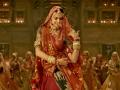 Padmavati: पाहा ‘घूमर’ गाण्यात दीपिका पदुकोणच्या दिलखेचक अदा - Marathi News | Padmavati: Look at Deepika Padukone in the song 'Ghoomar' | Latest filmy News at Lokmat.com