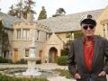 ​अखेर हेफ्न्रने ‘प्लेबॉय मॅन्शन’ विकले - Marathi News | Finally, Hefner sold 'Playboy Mansion' | Latest fashion News at Lokmat.com
