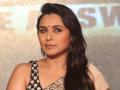 या कारणामुळे गाडीत बसून रडली राणी मुखर्जी - Marathi News | For this reason, Rani Rani Mukherjee, sitting in the car, ruddles | Latest filmy News at Lokmat.com