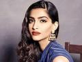 #HappyBirthdaySonamKapoor: तुम्हाला वाचून आश्चर्य वाटेल पण सोनम कपूरने हॉटेलमध्ये केले आहे वेटरचे काम - Marathi News | #HappyBirthdaySonamKapoor: You will be surprised to read but Sonam Kapoor has done a hotel in Waiter's work | Latest filmy News at Lokmat.com