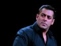 ​ सलमानने विमानतळावर घातला गोंधळ! - Marathi News | Salman got confused at the airport! | Latest filmy News at Lokmat.com