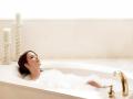 BEAUTY TIPS : ​सौंदर्य खुलविण्यासाठी अंघोळीच्या पाण्यात ‘हे’ पदार्थ मिसळा ! - Marathi News | BEAUTY TIPS: Mix 'O' foods in bath water for beauty! | Latest beauty News at Lokmat.com