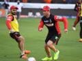​विराट-डी विलियर्समध्ये रंगला फुटबॉल सामना - Marathi News | The colorful football match in Virat-D Villiers | Latest fashion News at Lokmat.com
