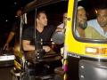 ​अन् आॅटोरिक्षाने घरी पोहोचला सलमान खान! - Marathi News | Salman Khan came home with audio. | Latest filmy News at Lokmat.com
